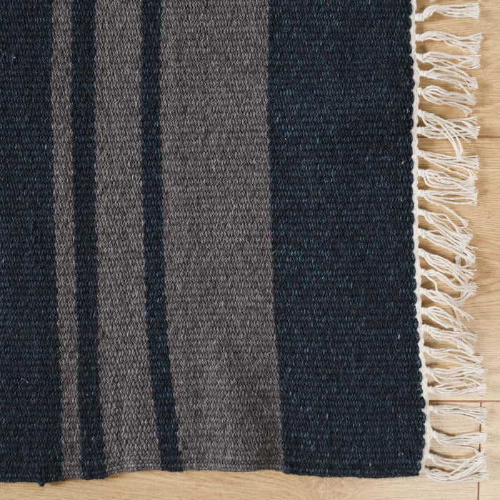 Çizgi Desenli Makine Dokuma Kilim — yün
