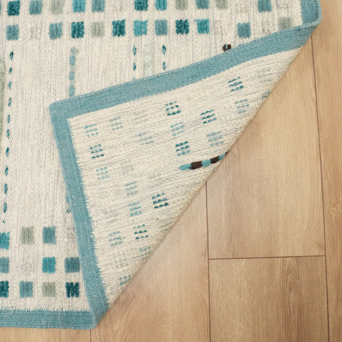 El Dokuma Çerçeve Desenli Mavi Yün Kilim
