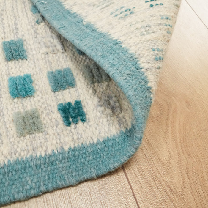 El Dokuma Çerçeve Desenli Mavi Yün Kilim