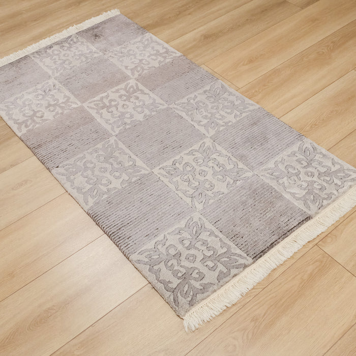 El Dokuma Damask Desenli Gümüş Bambu Halı — modern tasarım