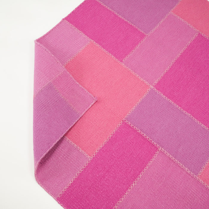 El Dokuma Patchwork Desenli Pembe Yün Kilim