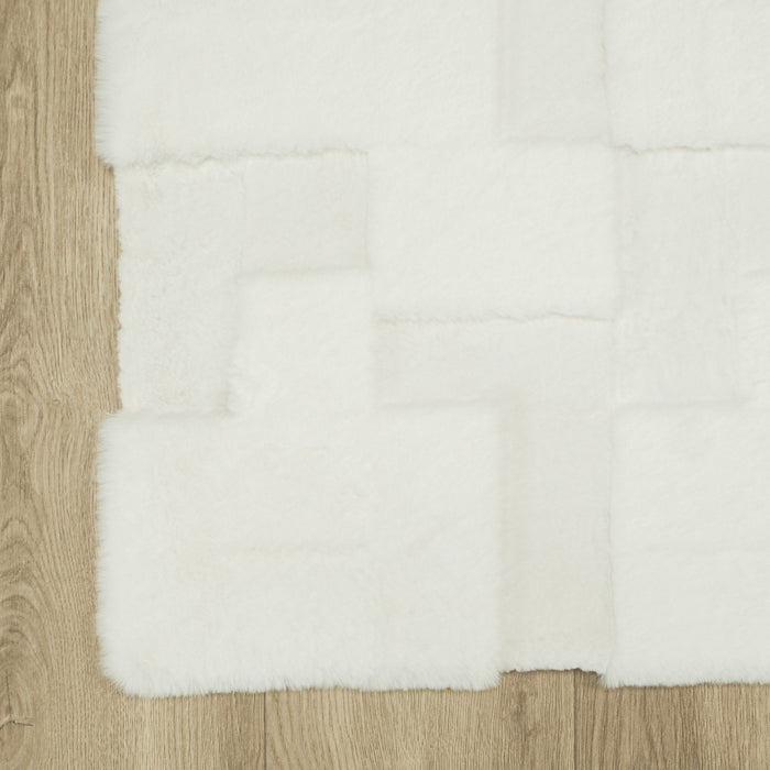 Geometrik Desenli Peluş Post Halı